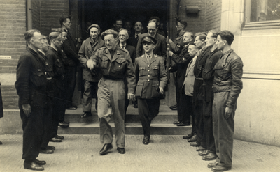 97660 Afbeelding van Prins Bernhard die uitgeleide wordt gedaan na zijn bezoek aan de gewestelijk commandant van de ...